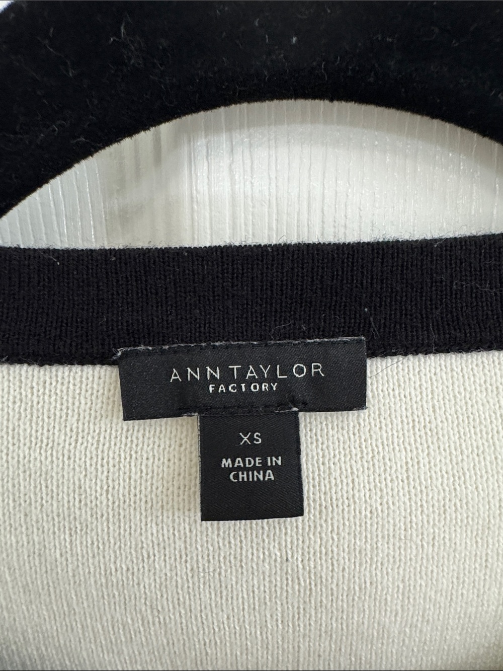Ann Taylor Factory White Crewneck Zip Cardigan with Black Trim - size XS - Picture 3 of 8